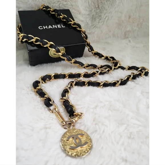 CHANEL 1982 Vintage Medallion Black Leather Chain Belt CHANEL | Accessories | Chanel 982 Vintage Medallion Black  main image 2